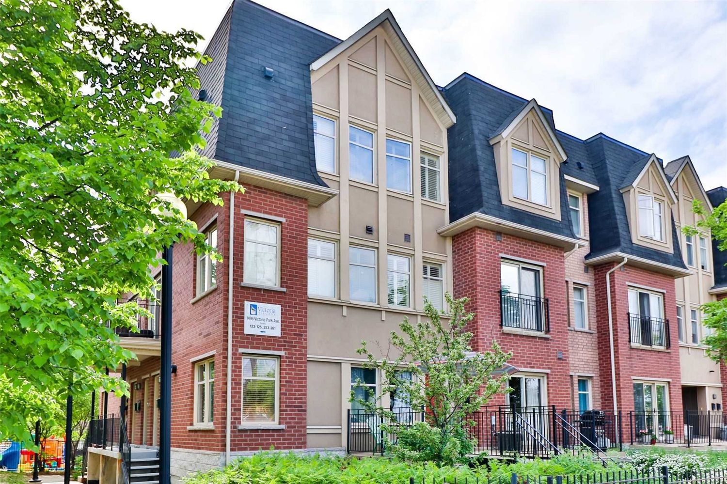1496 Victoria Park Avenue. Victoria Village Townhomes is located in  North York, Toronto - image #1 of 2