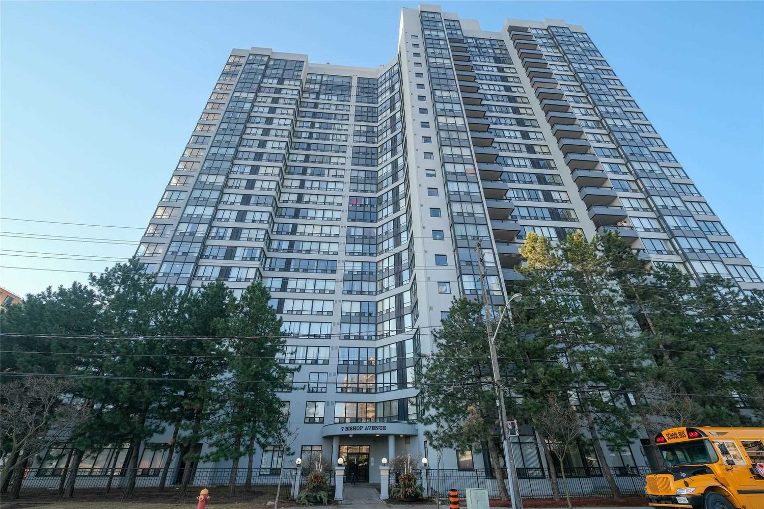 7 Bishop Avenue. Vogue Condominiums is located in  North York, Toronto - image #1 of 3