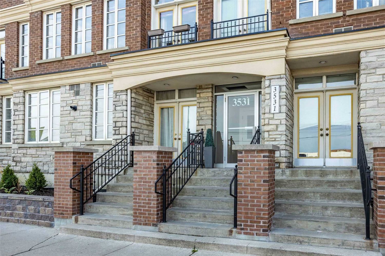 3531 Lake Shore Boulevard W. Waterford Terrace Townhomes is located in  Etobicoke, Toronto - image #2 of 3