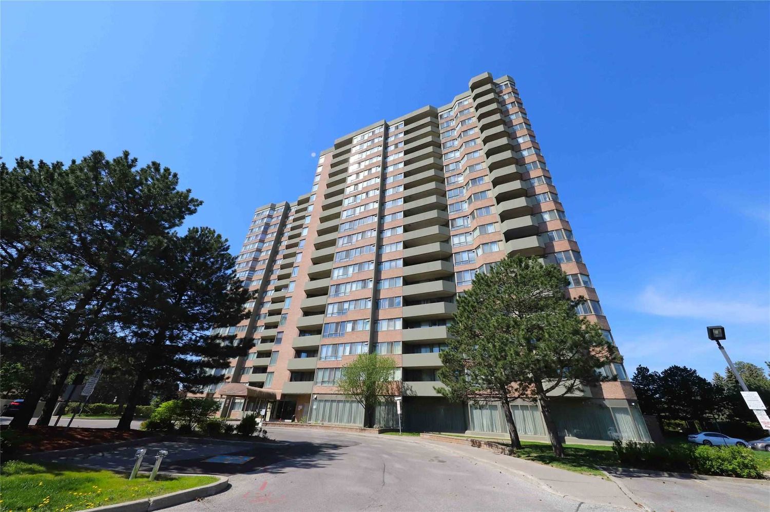 30 Thunder Grove. Wedgewood Grove Condos is located in  Scarborough, Toronto - image #1 of 3