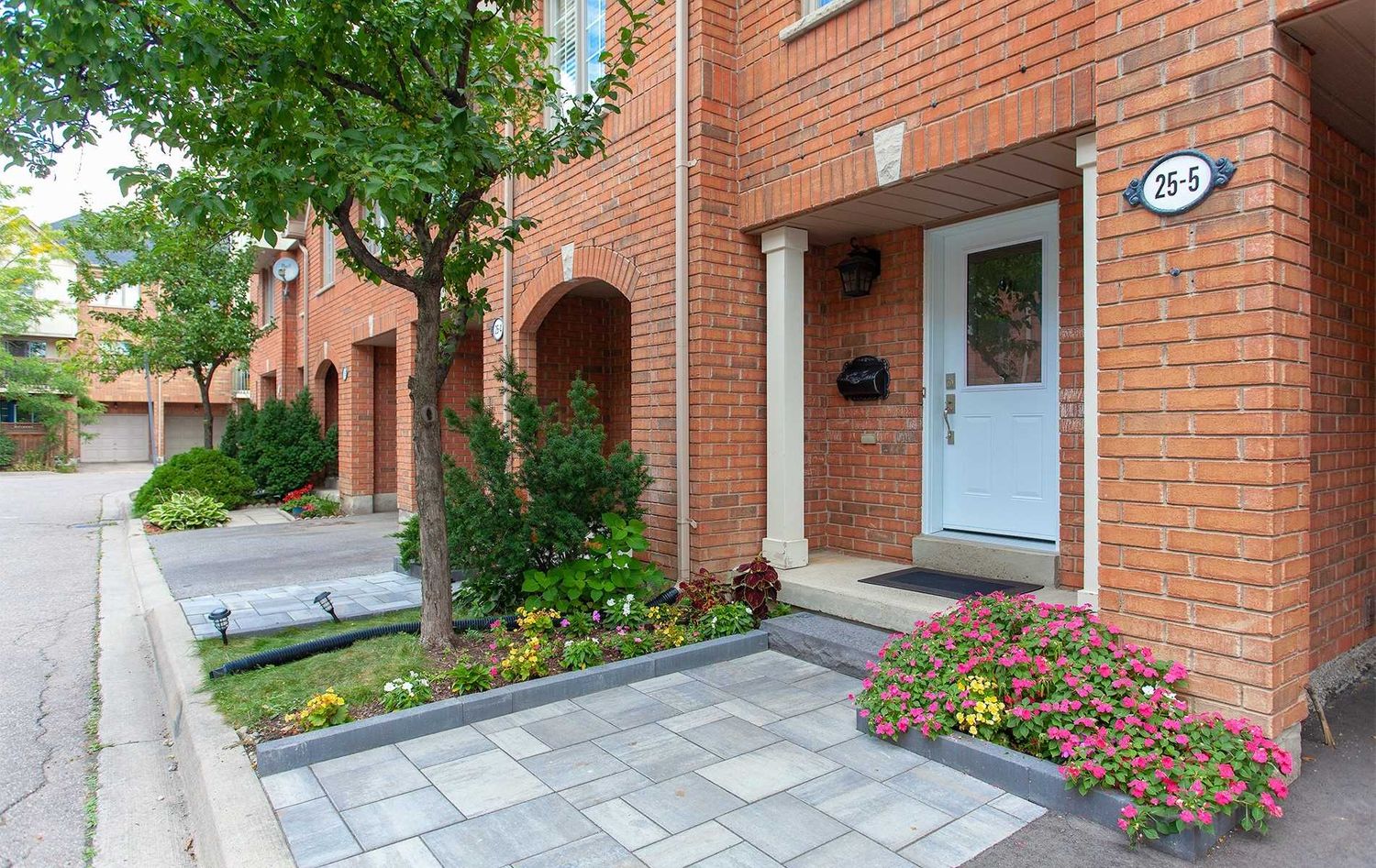 17-27 West Deane Park Drive. West Dean Park Townhomes is located in  Etobicoke, Toronto - image #2 of 2