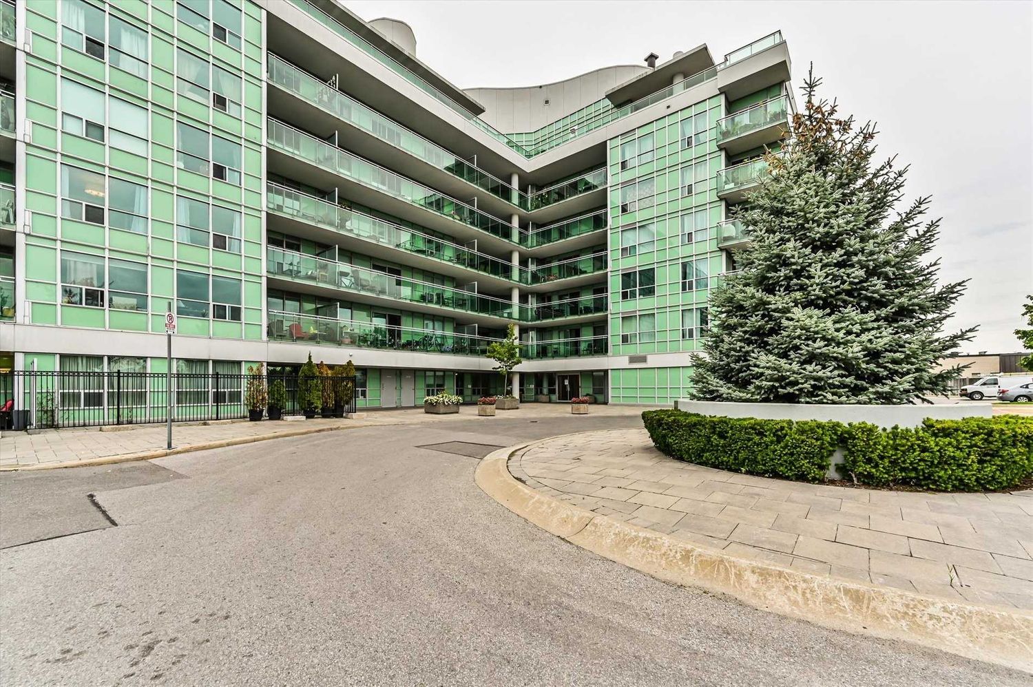 60 Fairfax Crescent. Wilshire on the Green Condos is located in  Scarborough, Toronto - image #2 of 2