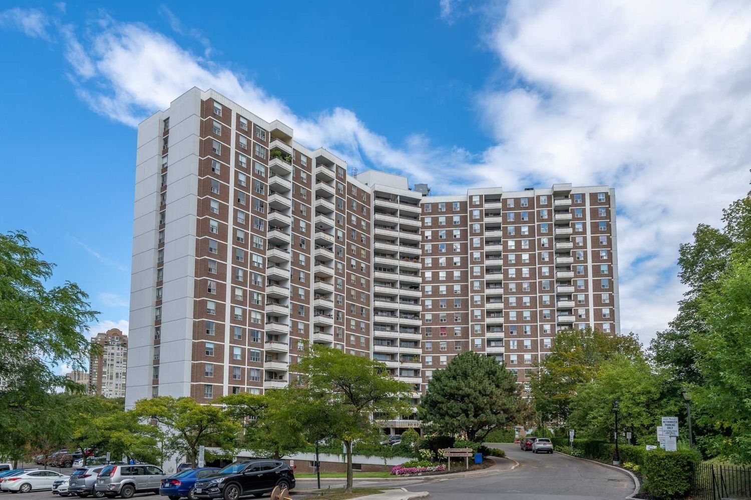 20 Edgecliff Golfway. Wynford Condominiums is located in  North York, Toronto - image #1 of 2