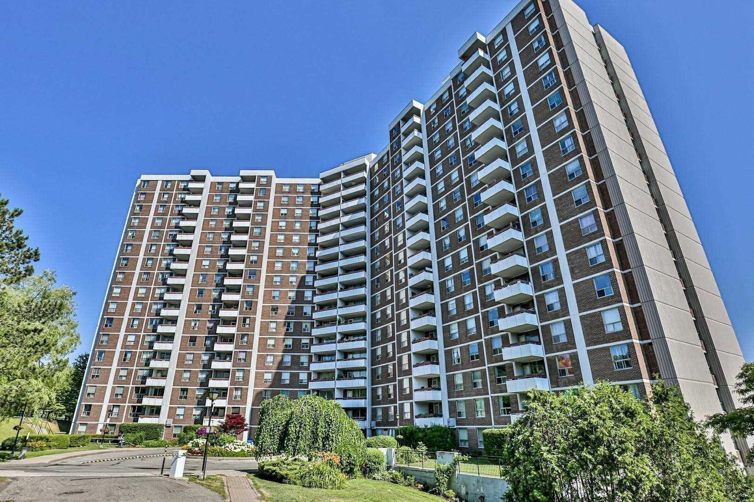 10 Edgecliff Golfway. Wynford Park Condominiums is located in  North York, Toronto - image #1 of 2