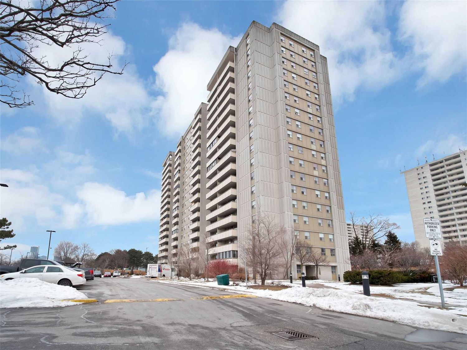 1338 York Mills Road. York Mills Heights Condos is located in  North York, Toronto - image #1 of 2