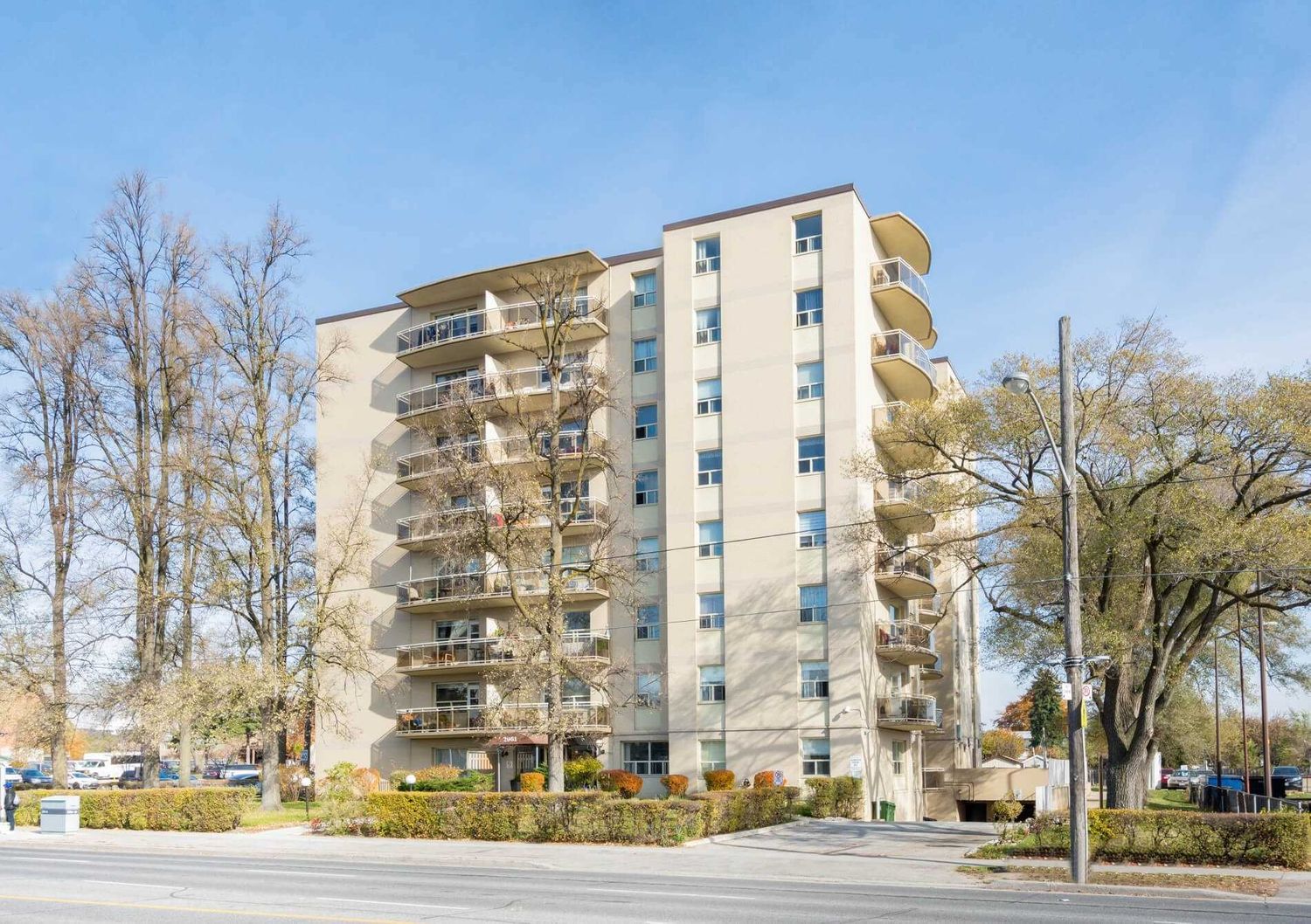 2961 Dufferin Street. Yorkdale Court Condos is located in  North York, Toronto - image #1 of 2