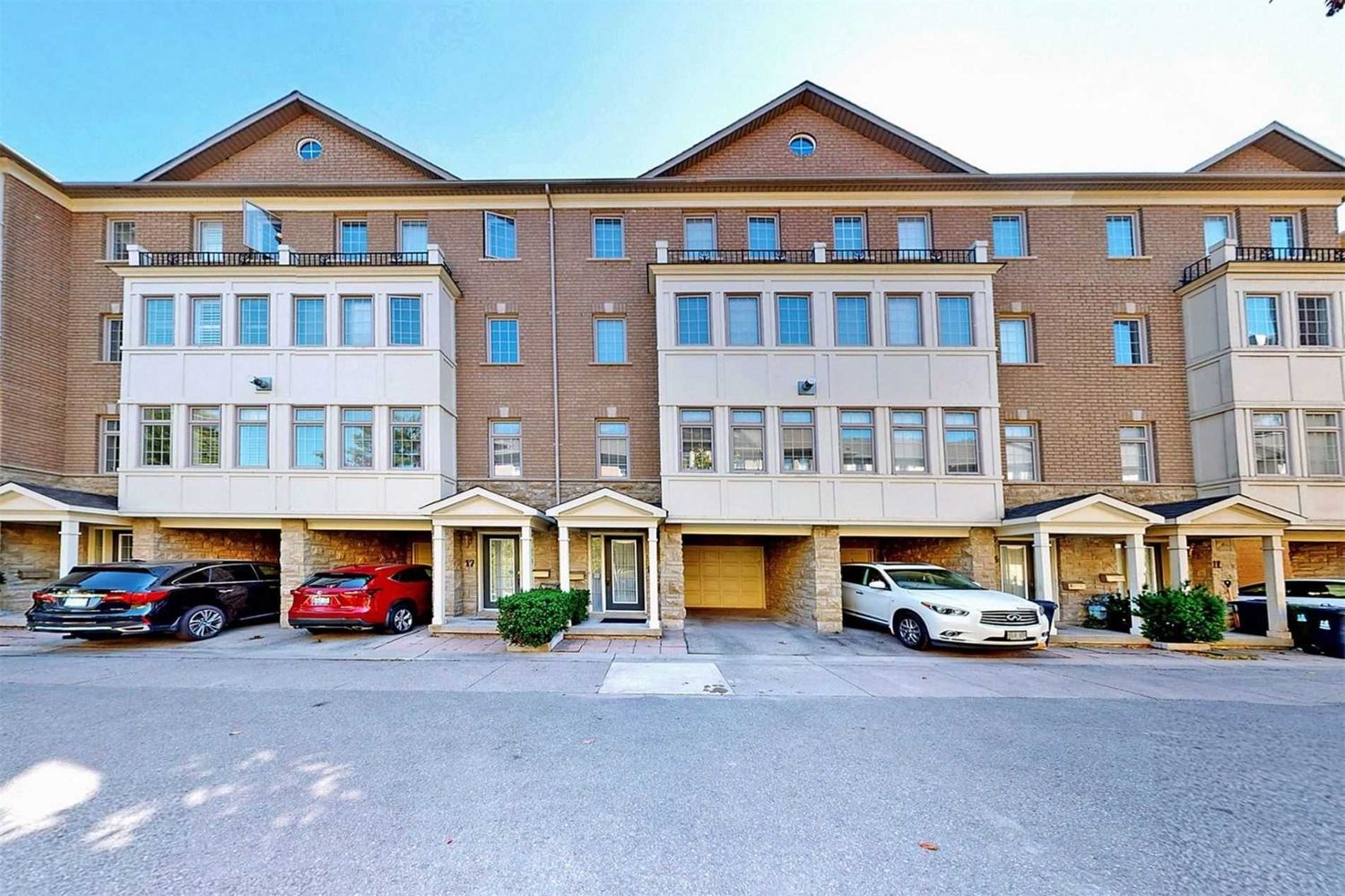 17-30 William Poole Way. Oxford Hills Townhomes is located in  North York, Toronto - image #1 of 3