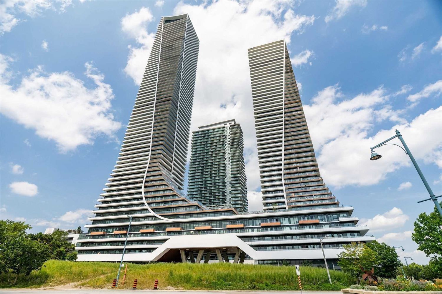 2183 Lake Shore Boulevard W. Sky Tower at Eau Du Soleil Condos is located in  Etobicoke, Toronto - image #1 of 3
