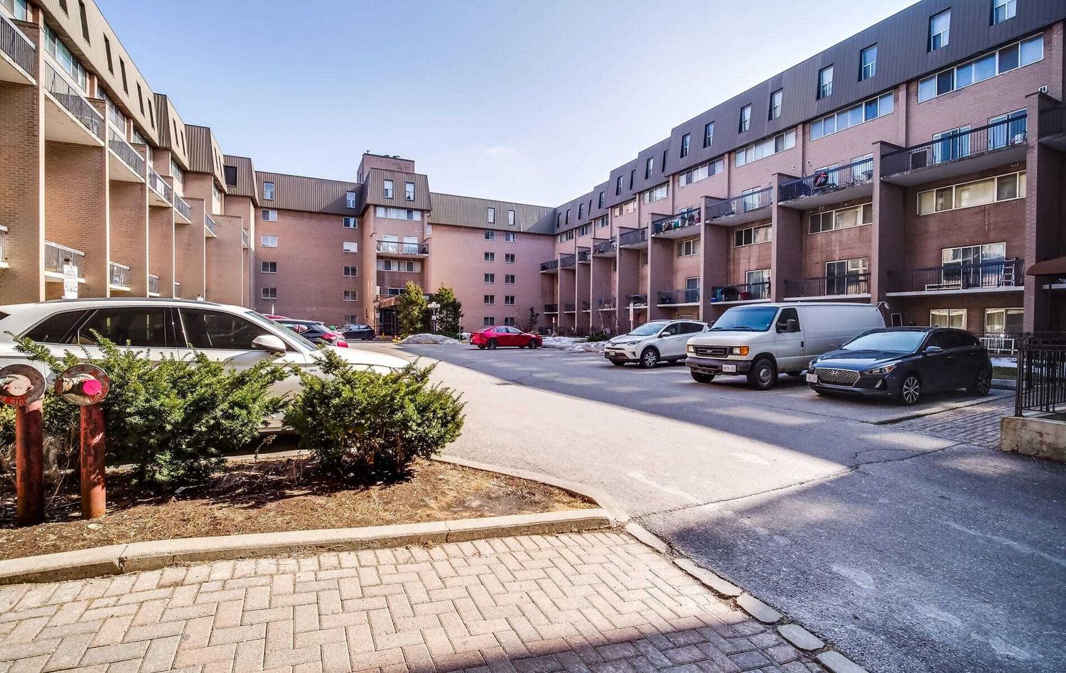 165 Cherokee Boulevard. Woodfinch Mews Condos is located in  North York, Toronto - image #1 of 2