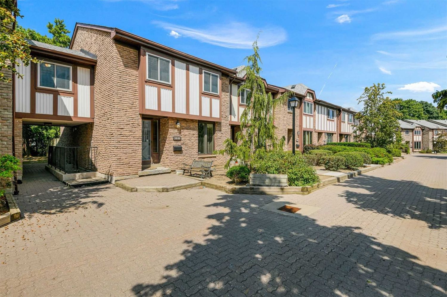 100-154 Burrows Hall Boulevard. Burrows Hall Boulevard Townhouses is located in  Scarborough, Toronto - image #1 of 2