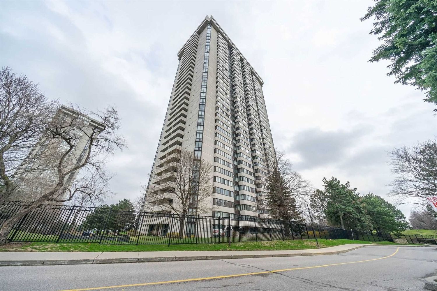 3303 Don Mills Road. Skymark I Condos is located in  North York, Toronto - image #1 of 2
