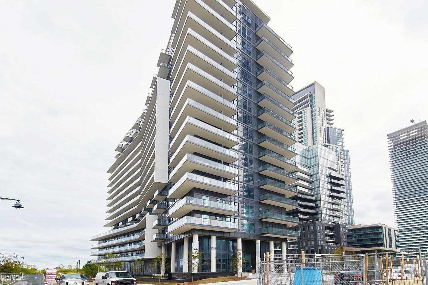 39 Annie Craig Drive. Cove at Waterways Condos  is located in  Etobicoke, Toronto - image #1 of 3