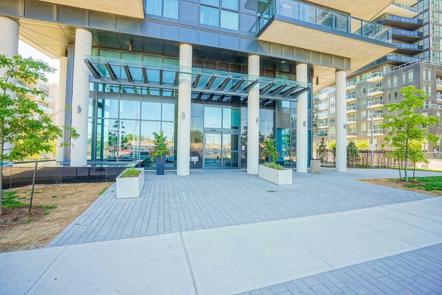 39 Annie Craig Drive. Cove at Waterways Condos  is located in  Etobicoke, Toronto - image #3 of 3