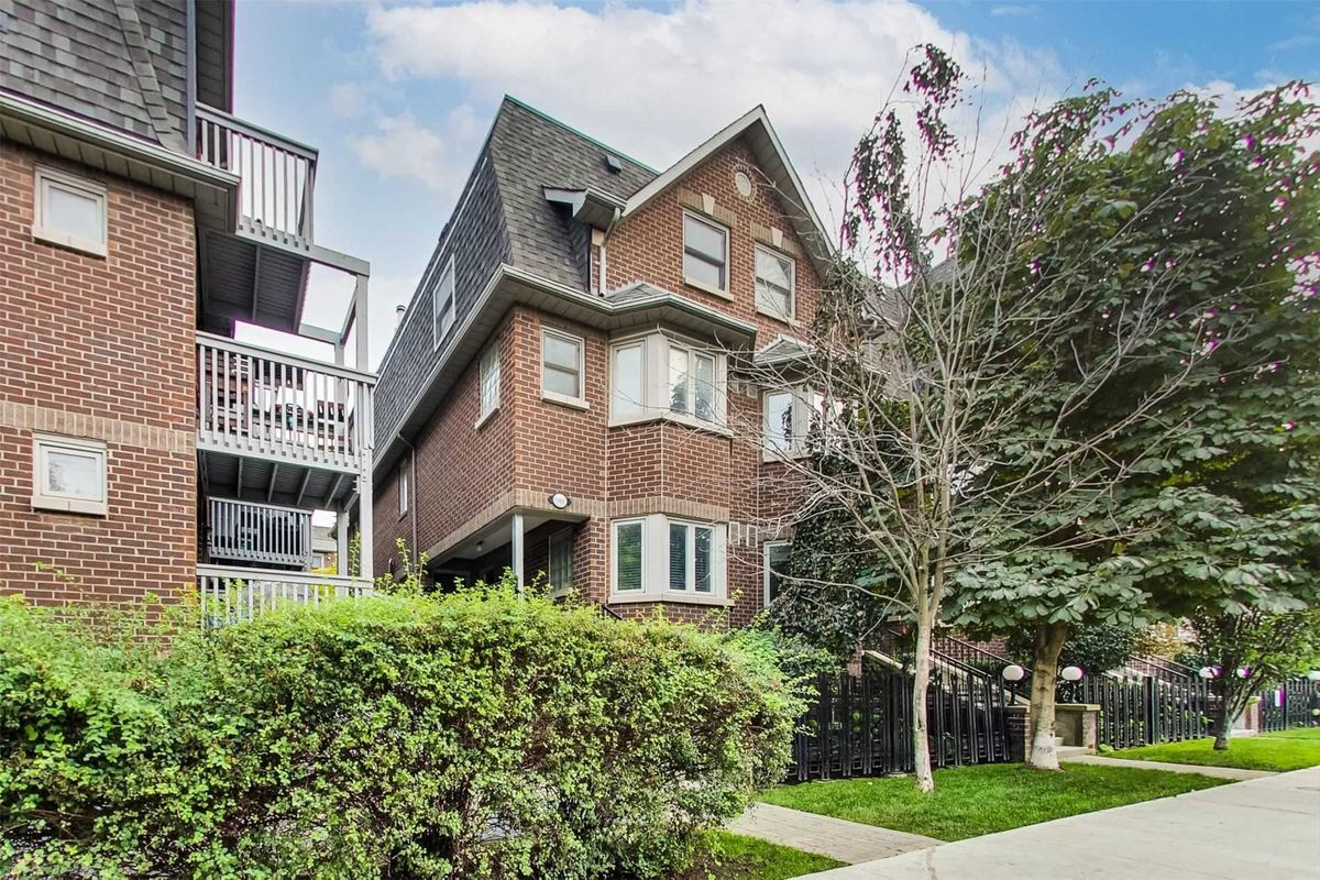 881-921 Adelaide Street W. Copperfield I and II Townhomes is located in  Downtown, Toronto - image #2 of 3