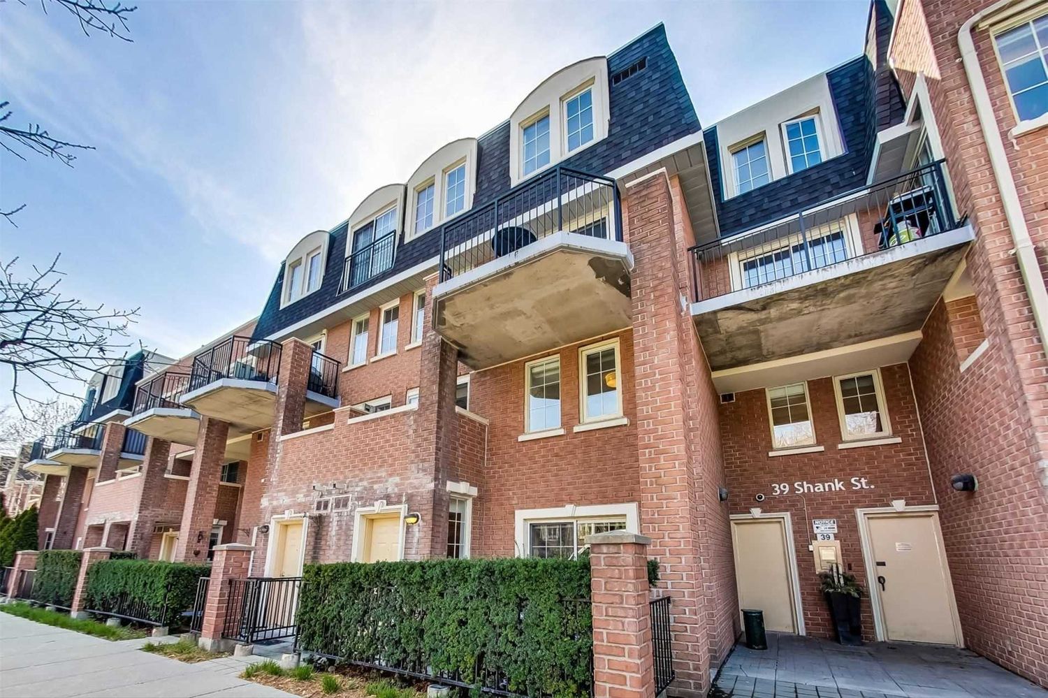 881-921 Adelaide Street W. Copperfield I and II Townhomes is located in  Downtown, Toronto - image #3 of 3
