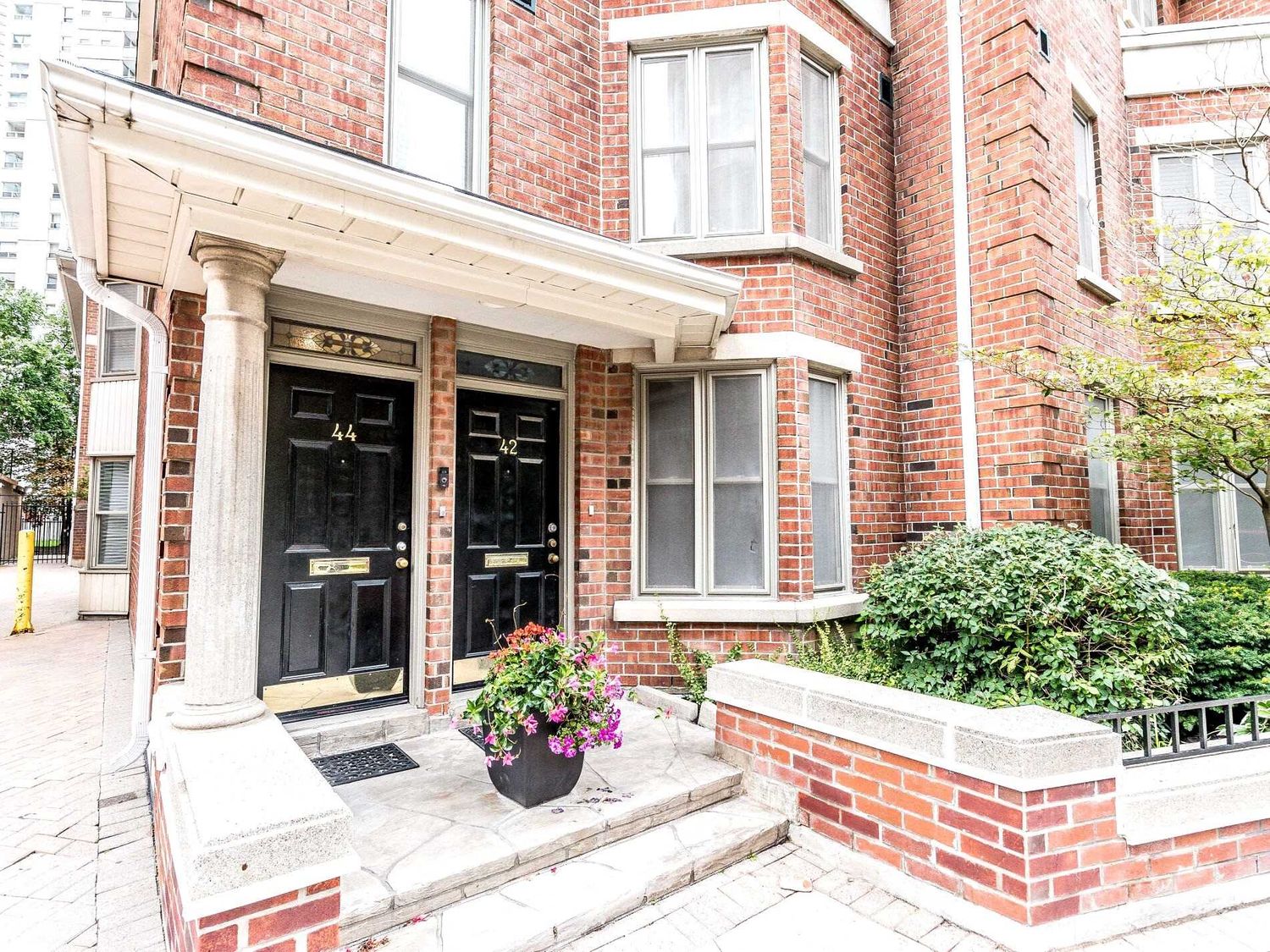 22-44 Irwin Avenue. Irwin Avenue Townhouses is located in  Downtown, Toronto - image #2 of 2