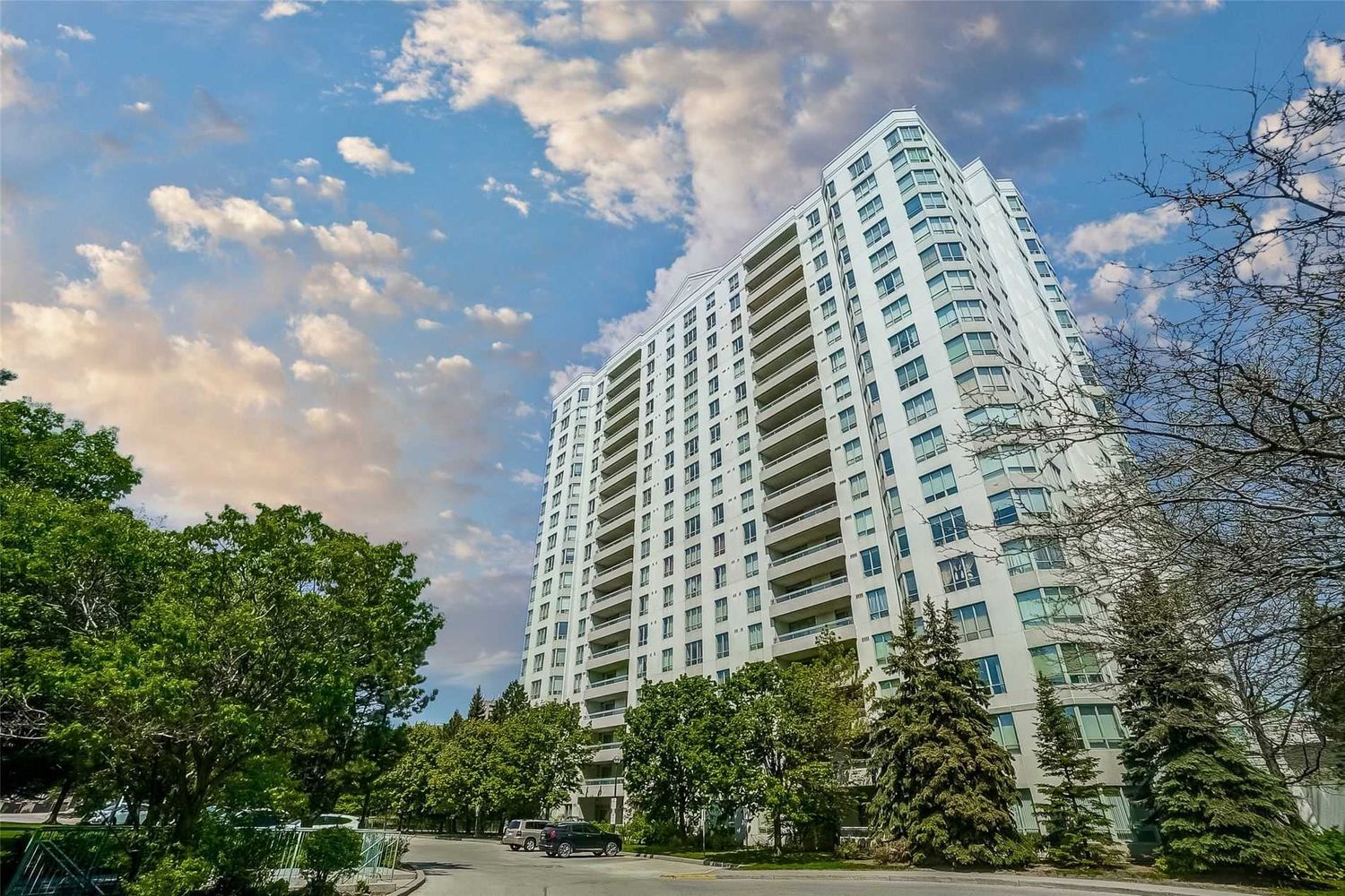 5001 Finch Avenue E. The Chartwell Condos is located in  Scarborough, Toronto - image #1 of 3