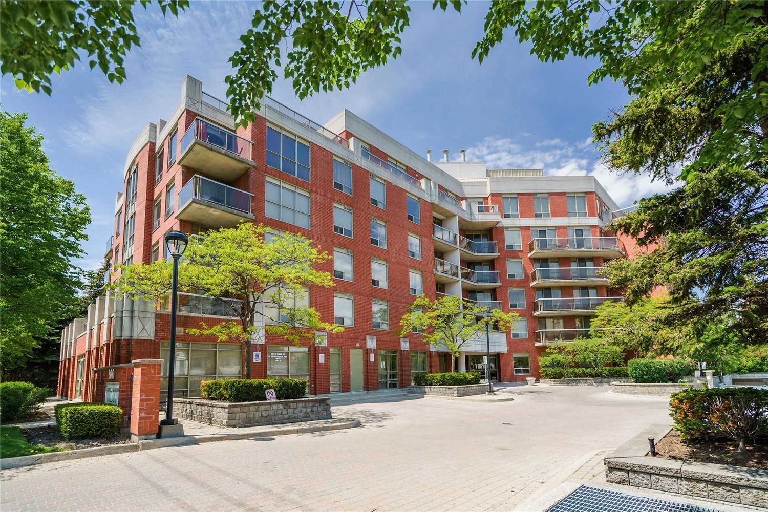 800 Sheppard Avenue W. Ashlea Terrace Condos is located in  North York, Toronto - image #1 of 2