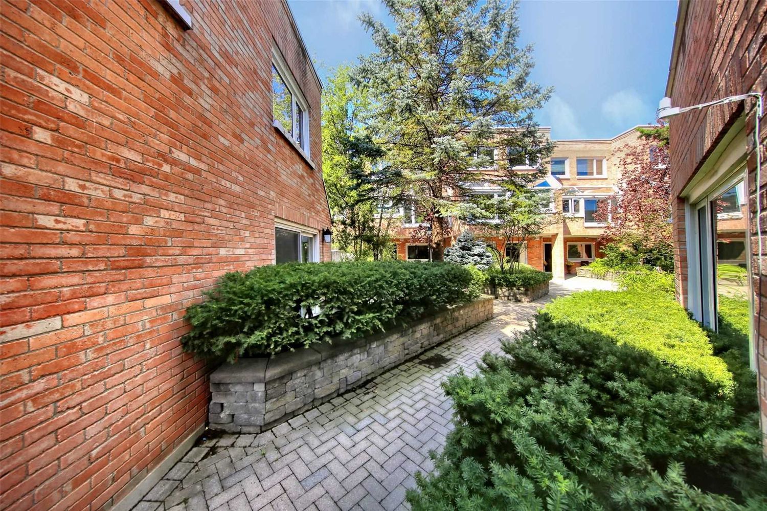 390 Wellesley Street E. Owl House Lane Townhomes is located in  Downtown, Toronto - image #2 of 3