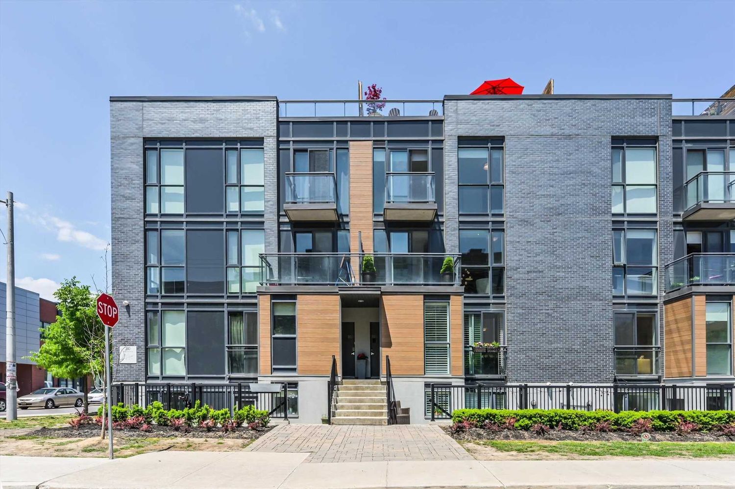 370-380 Wallace Avenue. Wallace Walk Townhomes is located in  West End, Toronto - image #2 of 2