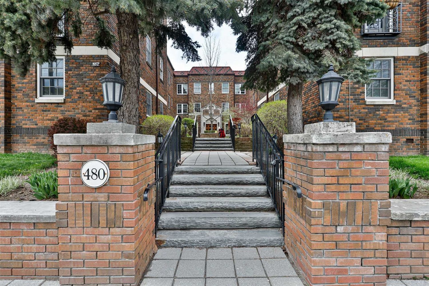 480 Oriole Parkway. 480 Oriole Parkway Condos is located in  Midtown, Toronto - image #1 of 2