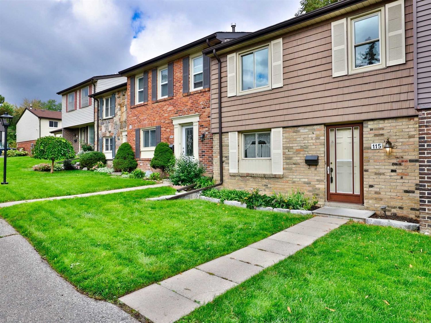 1-161 Palmdale Drive. Palmdale Drive Townhomes is located in  Scarborough, Toronto - image #1 of 3