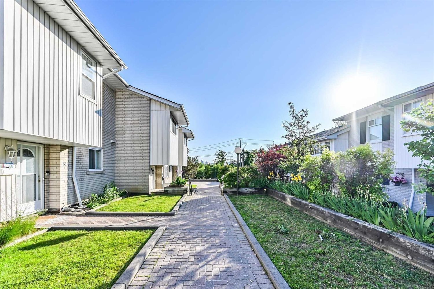9-25 Esterbrooke Avenue. Esterbrooke Avenue Townhomes is located in  North York, Toronto - image #2 of 2