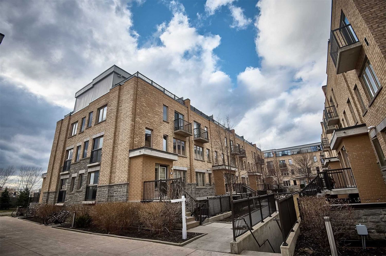 7-15 Foundry Avenue. 7-15 Foundry Avenue Townhomes is located in  West End, Toronto - image #1 of 3
