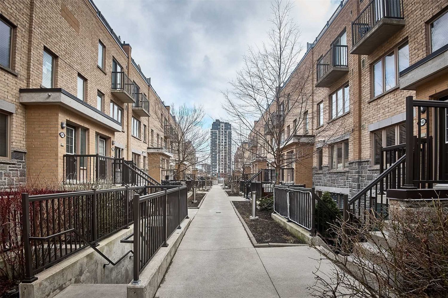 7-15 Foundry Avenue. 7-15 Foundry Avenue Townhomes is located in  West End, Toronto - image #2 of 3