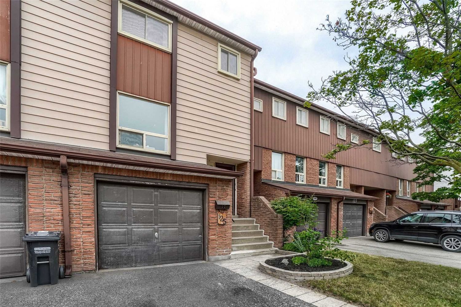 1221 Dundix Road. 1221 Dundix Road Townhomes is located in  Mississauga, Toronto - image #1 of 3