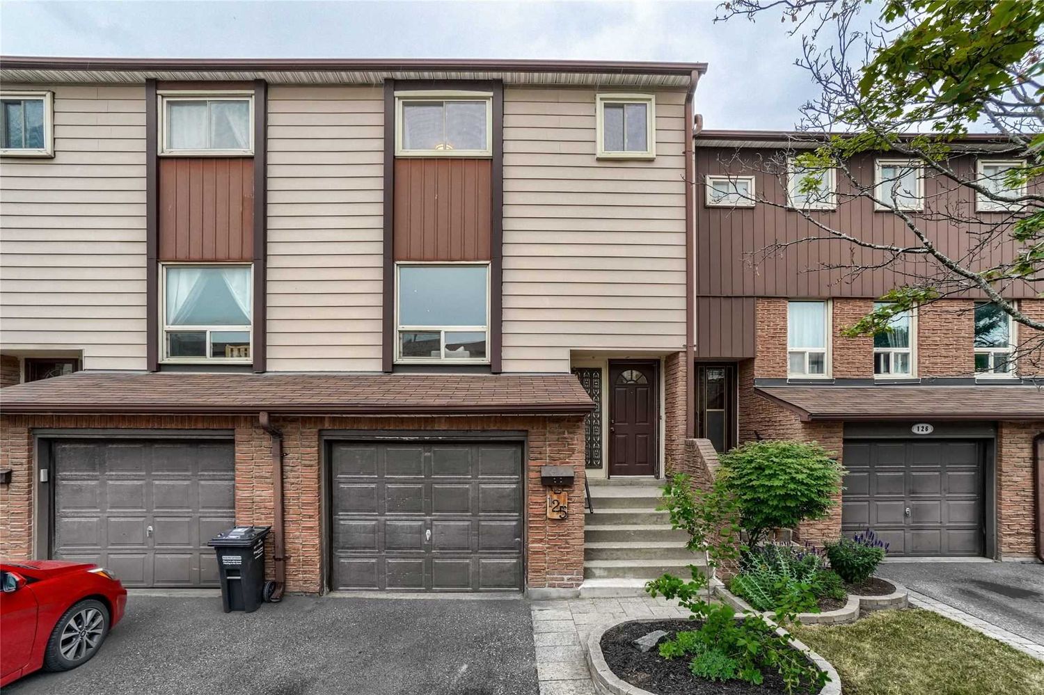 1221 Dundix Road. 1221 Dundix Road Townhomes is located in  Mississauga, Toronto - image #2 of 3