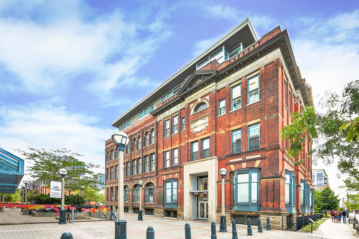 915 King Street W. Massey Harris Lofts is located in  Downtown, Toronto - image #2 of 7