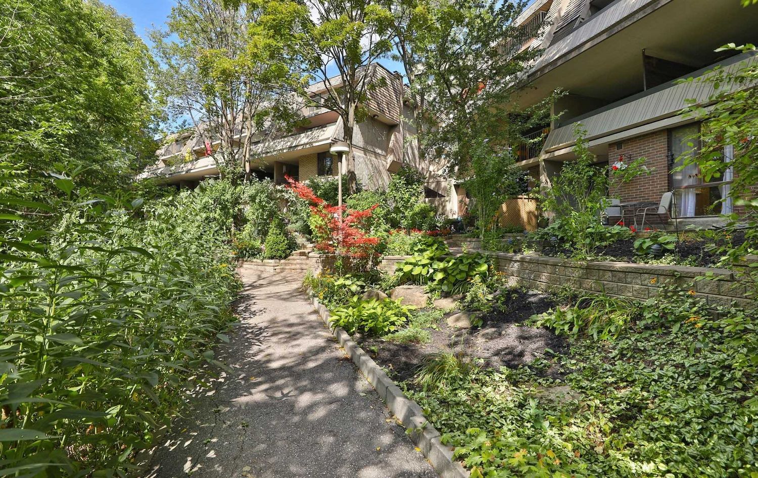 1330 Mississauga Valley Boulevard. 1330 Mississauga Valley Townhomes is located in  Mississauga, Toronto - image #2 of 2