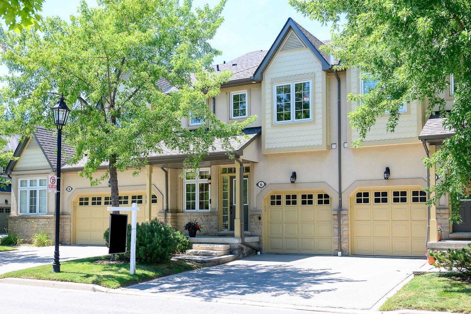 1566-1578 Clarkson Road N. Coventry Lane Townhomes is located in  Mississauga, Toronto - image #1 of 2