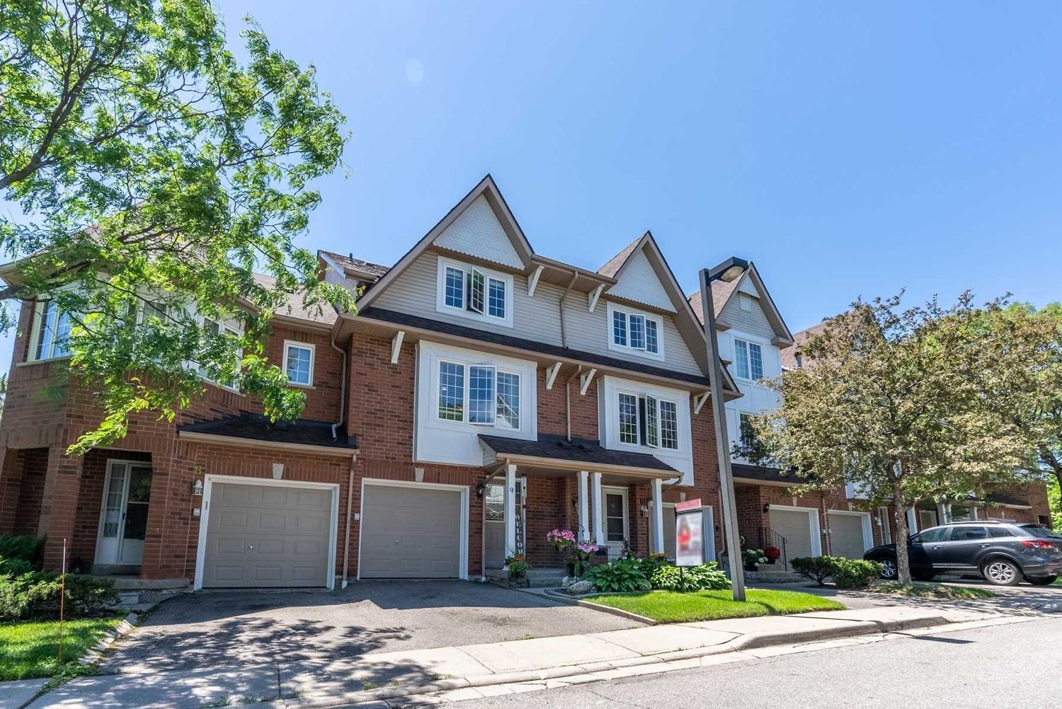 1588 South Parade Court. 1588 South Parade Townhomes is located in  Mississauga, Toronto - image #1 of 2