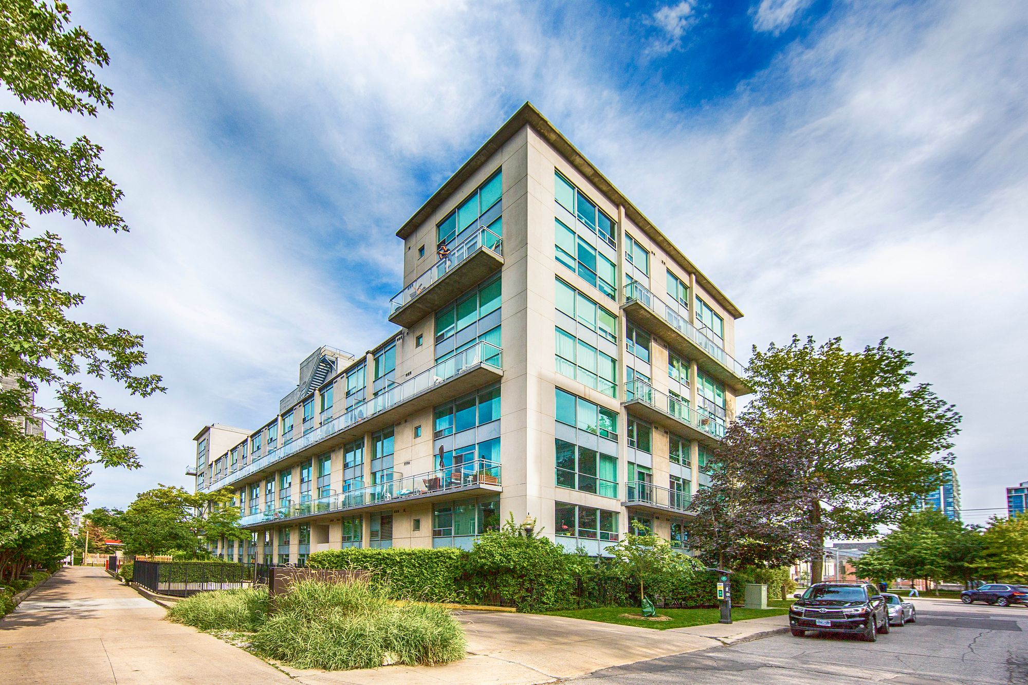 954 King St W King West Village Lofts 1 Bed + Den 2 Baths Unit