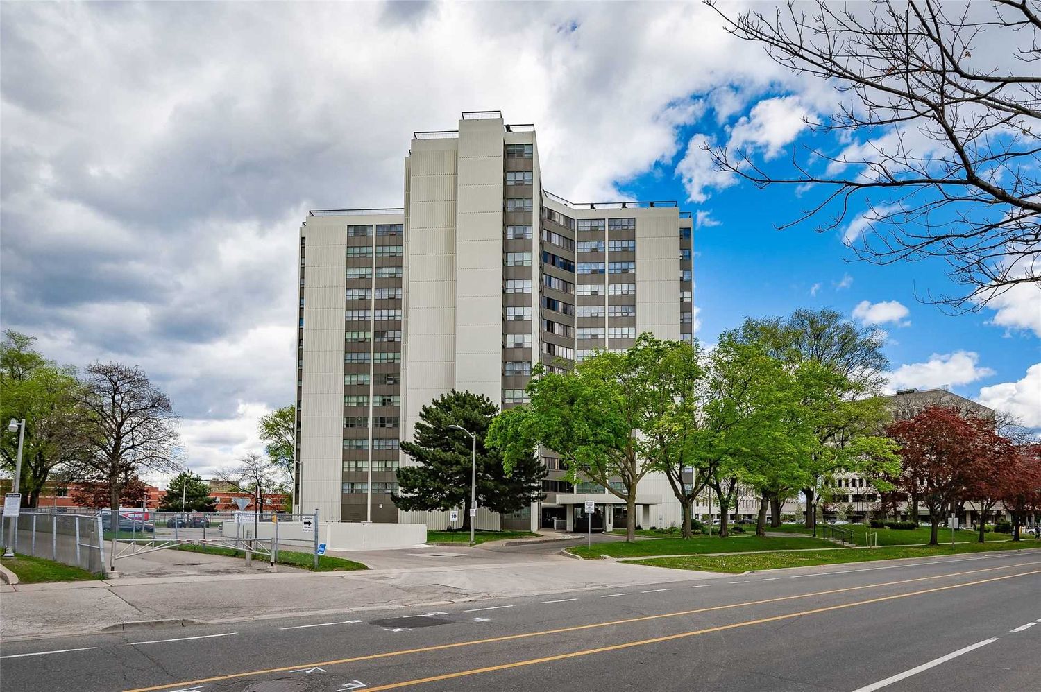 2323 Confederation Parkway. 2323 Confederation Condos is located in  Mississauga, Toronto - image #1 of 2
