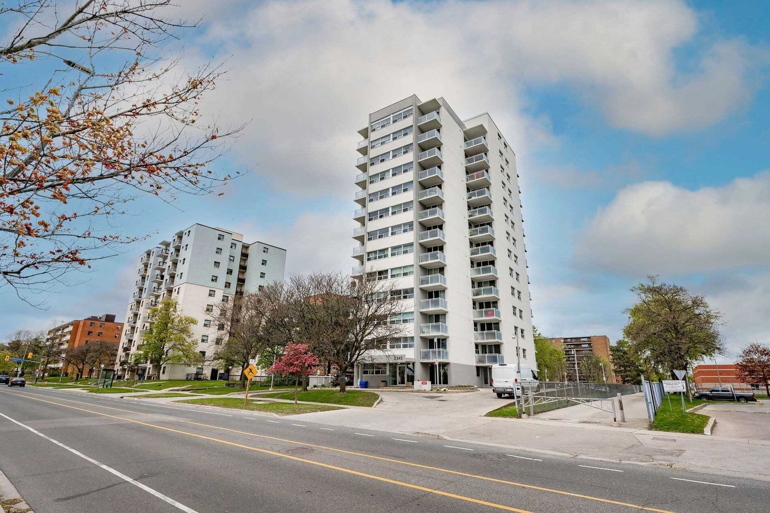 2345 Confederation Parkway. 2345 Confederation Condos is located in  Mississauga, Toronto - image #1 of 3