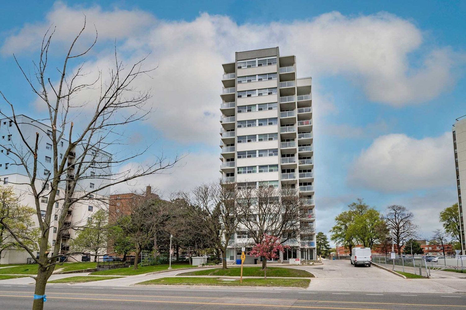 2345 Confederation Parkway. 2345 Confederation Condos is located in  Mississauga, Toronto - image #2 of 3