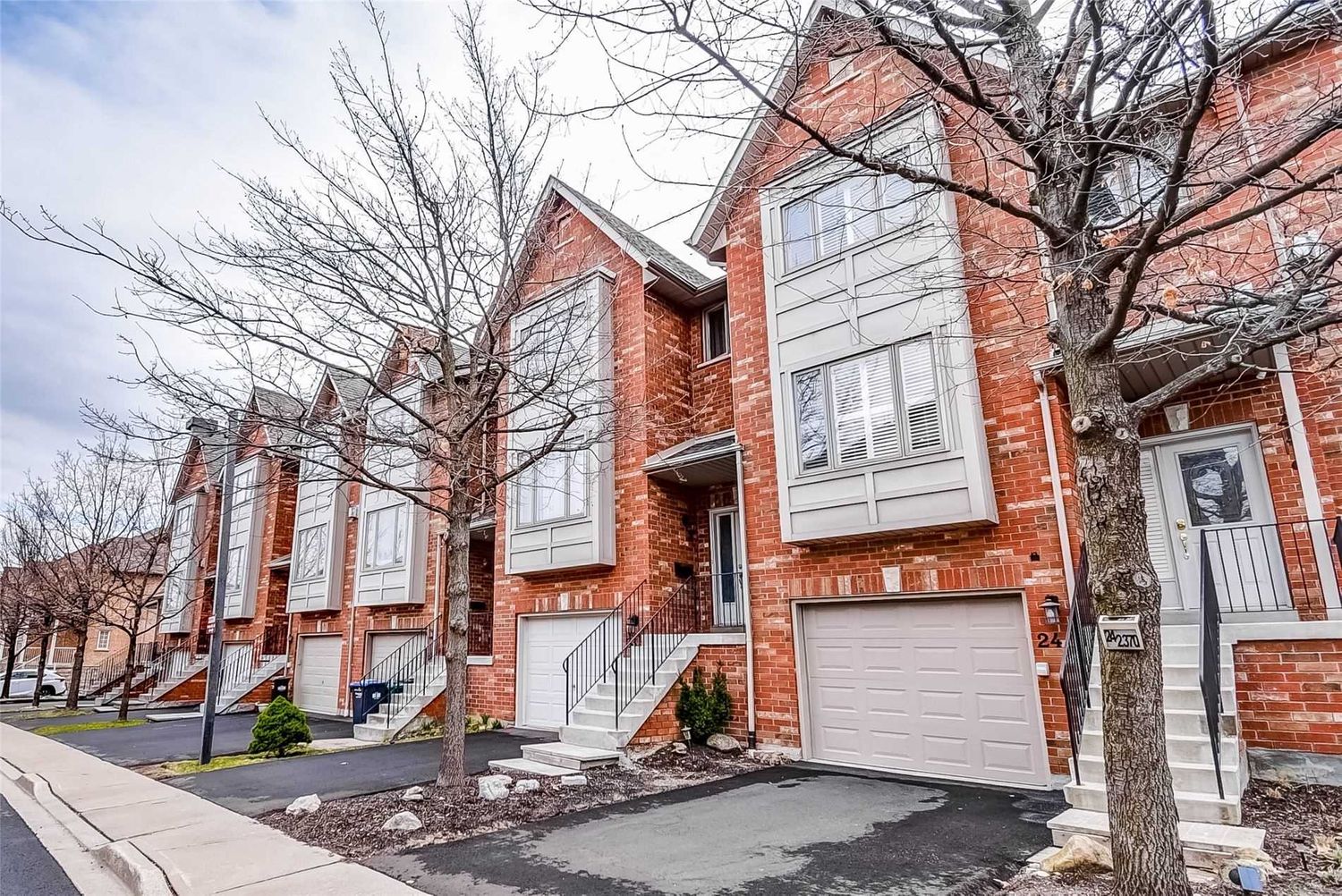 2370 Britannia Road W. 2360 & 2370  Britannia Road Townhomes is located in  Mississauga, Toronto - image #1 of 2