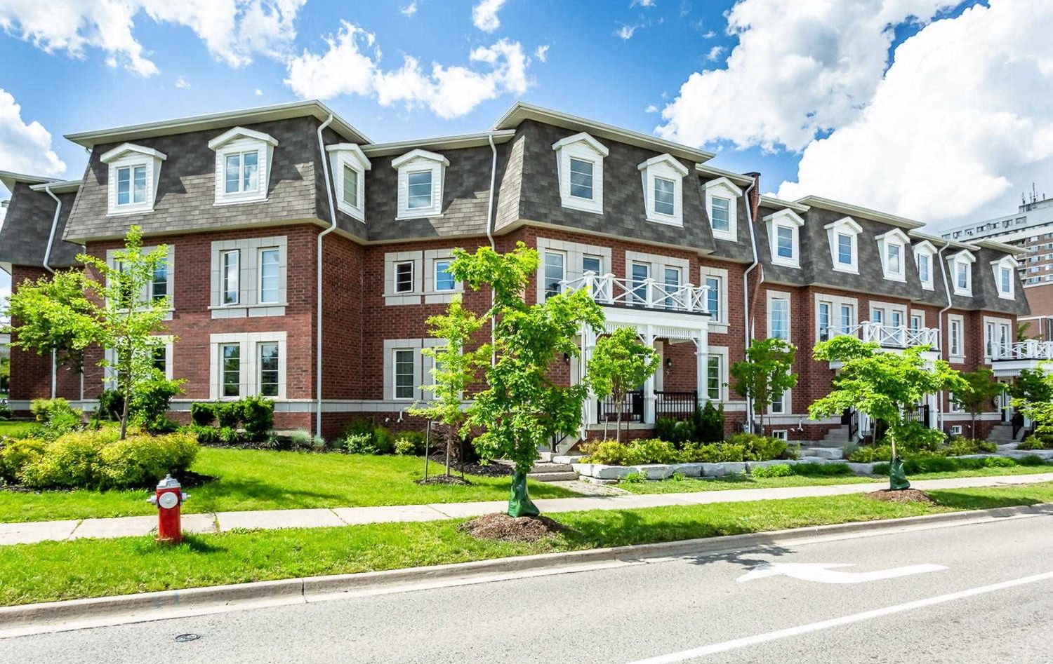 2375 Truscott Drive. 2375 Truscott Dr Townhomes is located in  Mississauga, Toronto - image #1 of 2