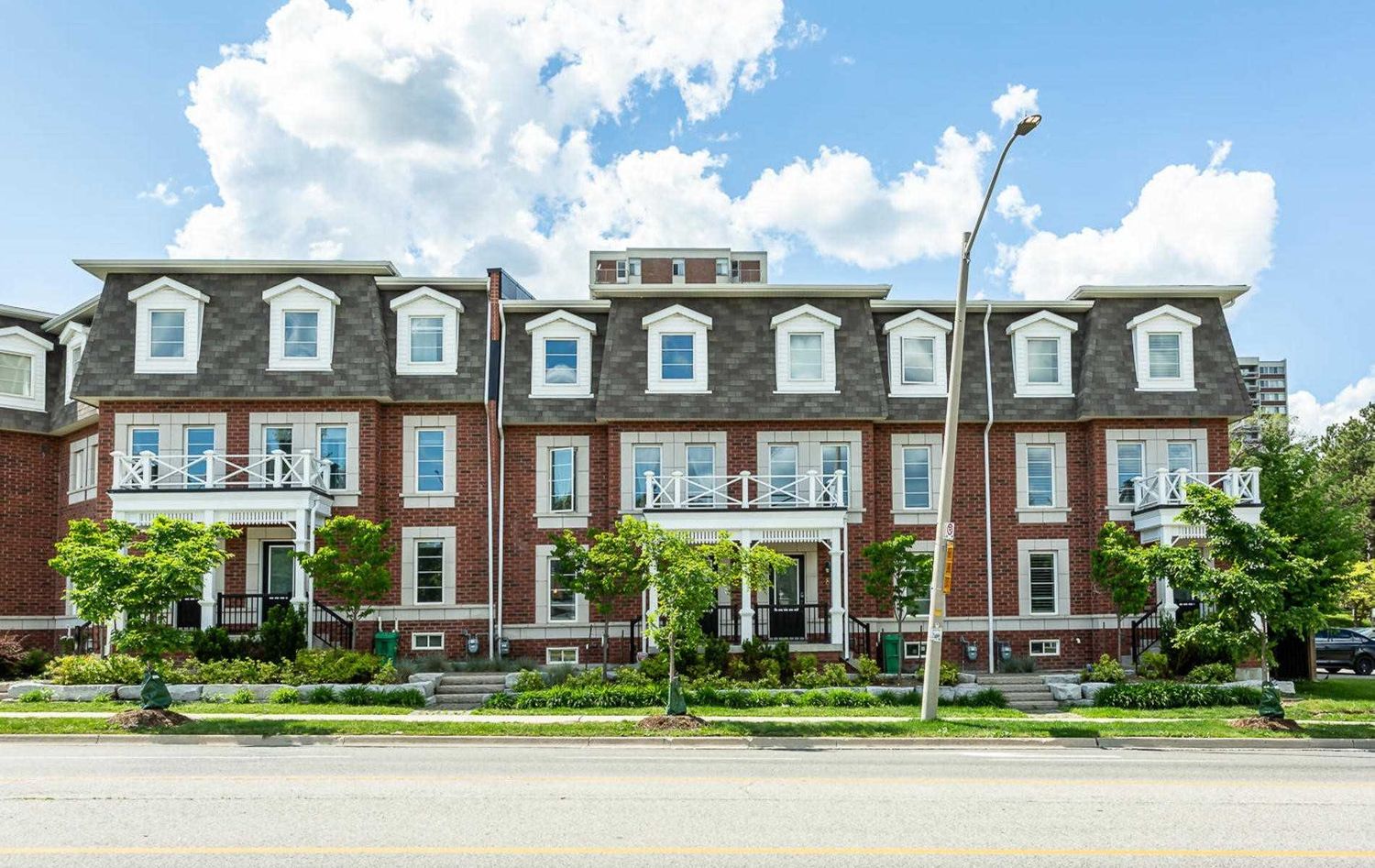 2375 Truscott Drive. 2375 Truscott Dr Townhomes is located in  Mississauga, Toronto - image #2 of 2