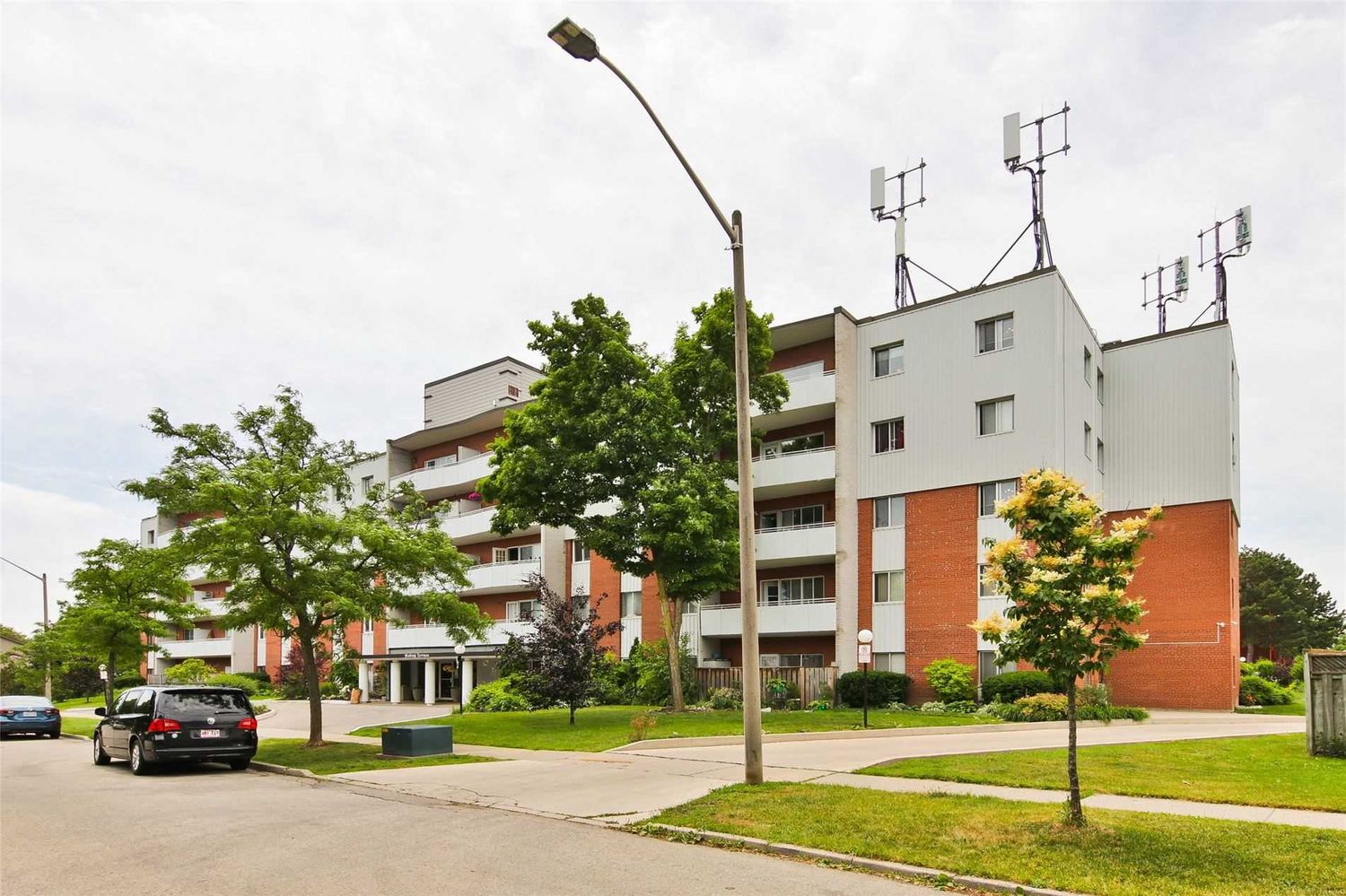 2485 Woking Crescent. 2485 Woking Condos is located in  Mississauga, Toronto - image #1 of 2