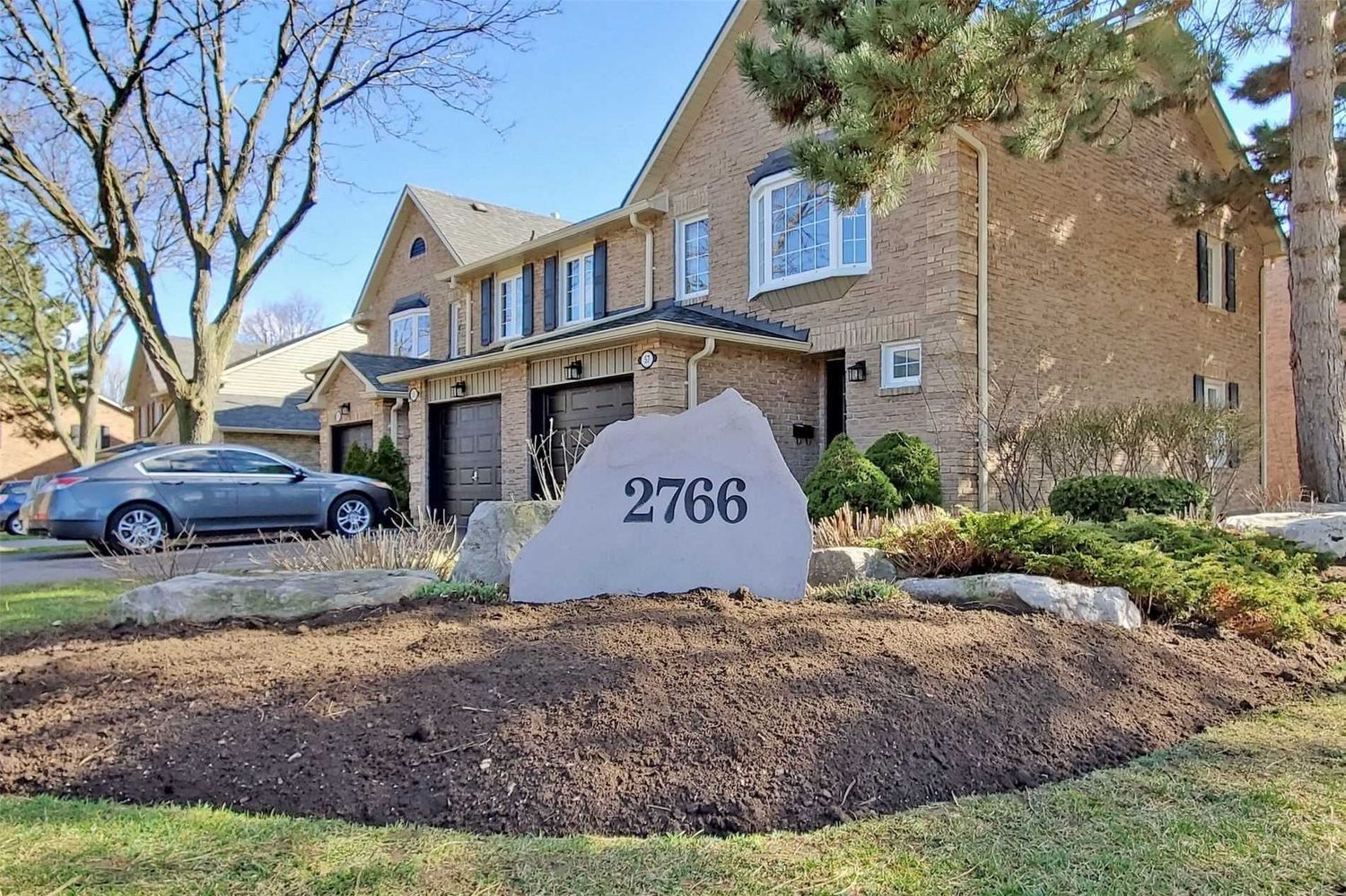 2766 Folkway Drive. 2766 Folkway Drive Townhomes is located in  Mississauga, Toronto - image #1 of 2