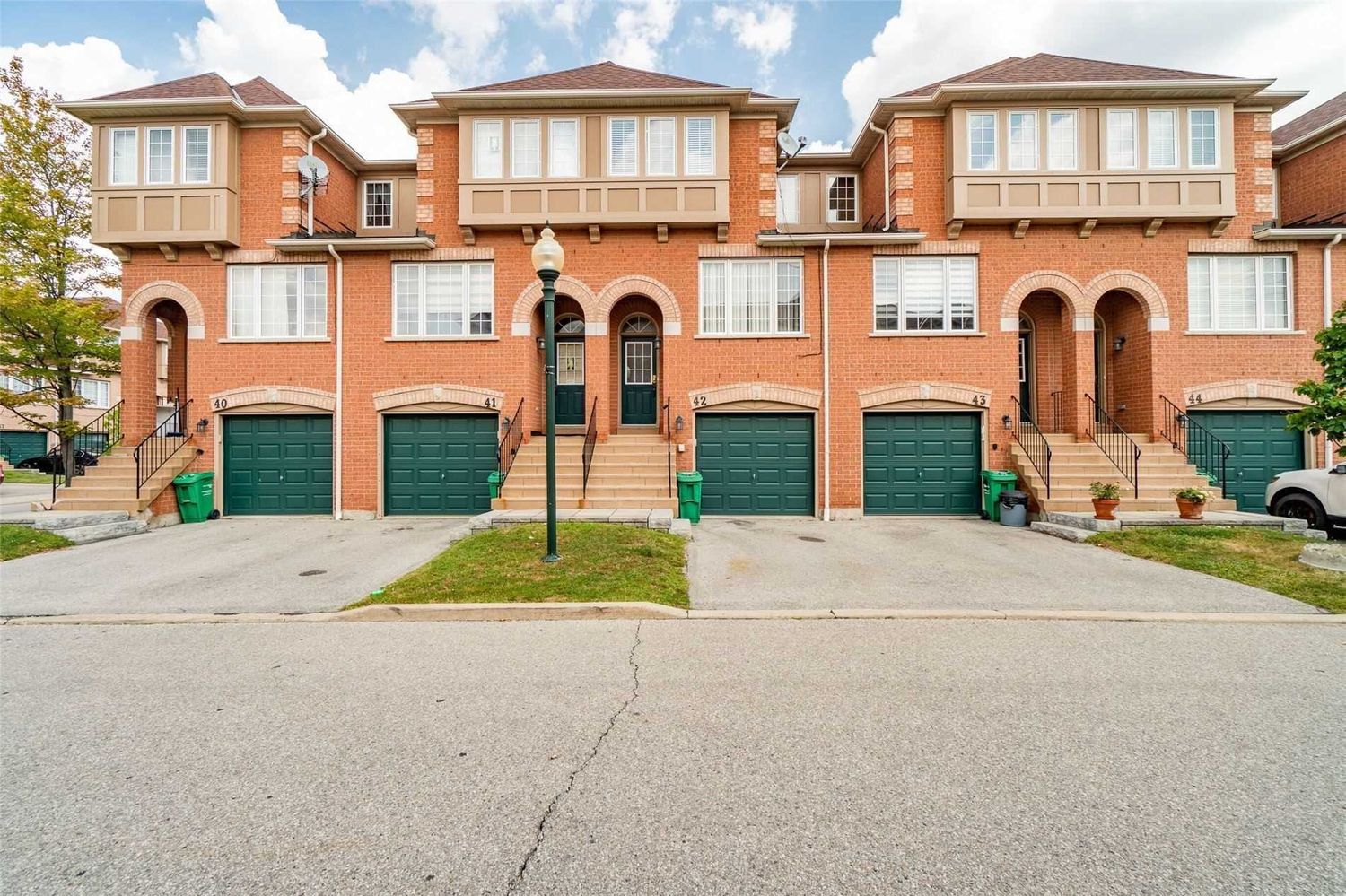 3020 Cedarglen Gate. Cedarglen Gate Townhomes is located in  Mississauga, Toronto - image #1 of 2