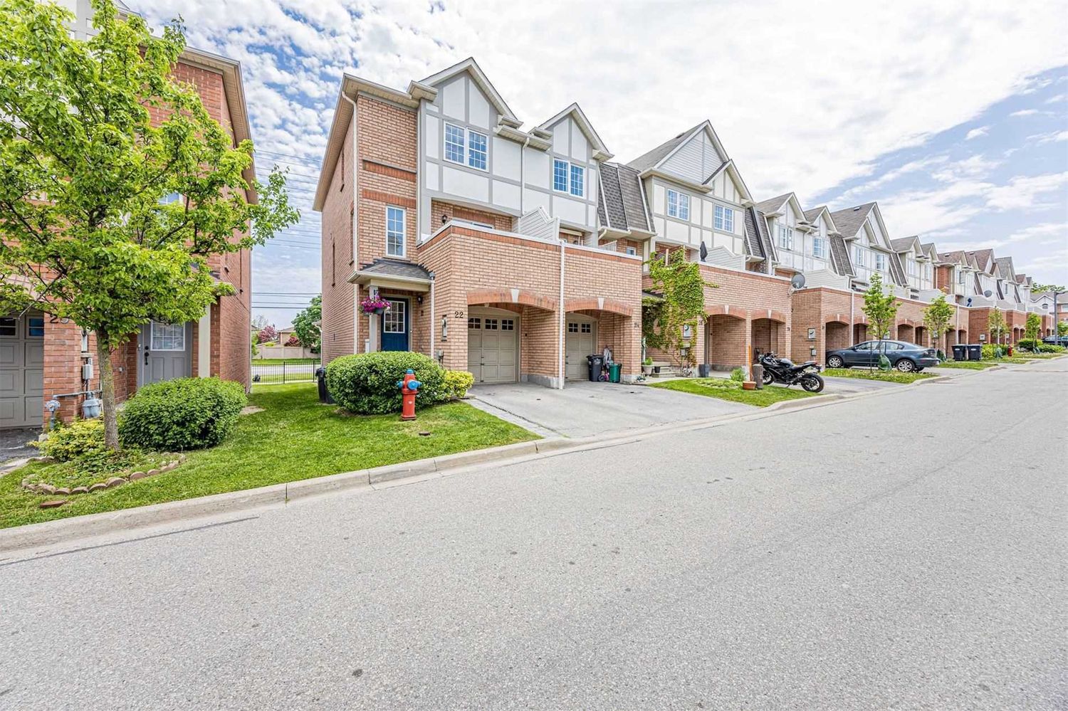 3045 Breakwater Court. Breakwater Court Townhomes is located in  Mississauga, Toronto - image #1 of 2