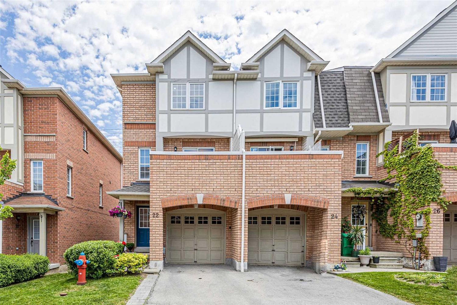 3045 Breakwater Court. Breakwater Court Townhomes is located in  Mississauga, Toronto - image #2 of 2