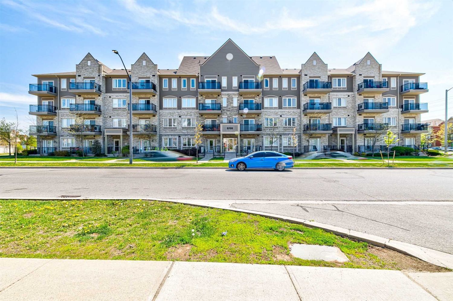 5705 Long Valley Road. Long Valley Townhomes - Phases I & II is located in  Mississauga, Toronto - image #1 of 2