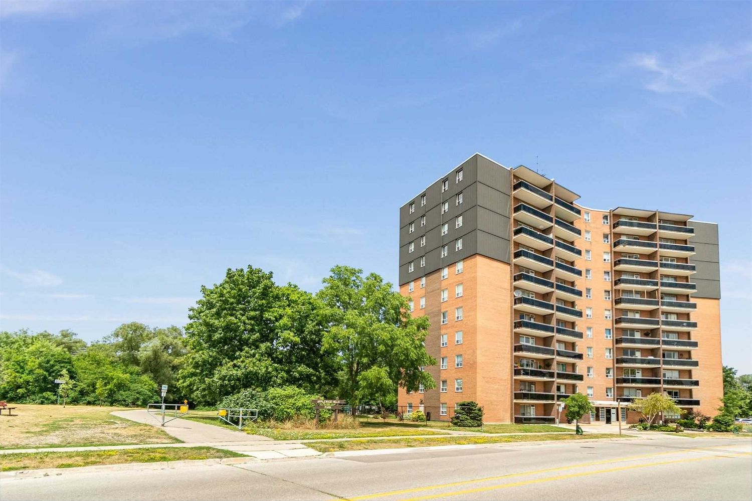 3145 Queen Frederica Drive. 3145 Queen Frederica Condos is located in  Mississauga, Toronto - image #1 of 2