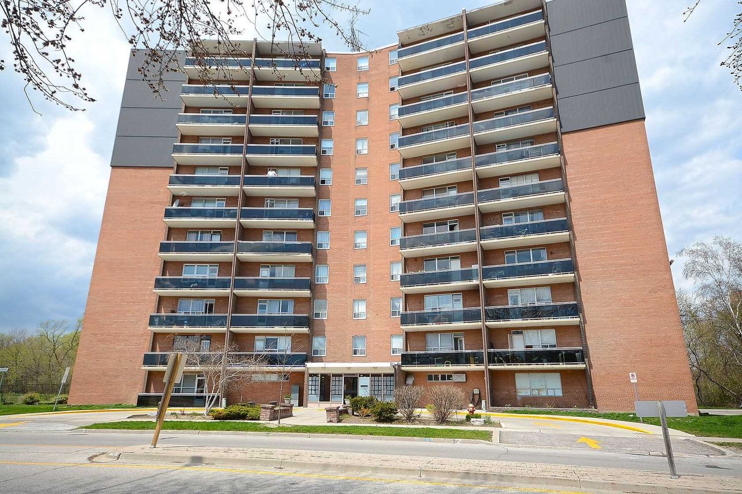 3145 Queen Frederica Drive. 3145 Queen Frederica Condos is located in  Mississauga, Toronto - image #2 of 2